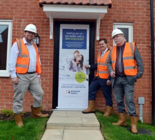 Menteri Perumahan, Komunitas, dan Pemerintah Daerah Robert Jenrick bersama dengan Politisi Bolosver Mark Fletcher dan Pemilin Bolsover District Council Steve Fritchley dalam peluncuran Pogram First Homes (Foto: Derbyshire Times)